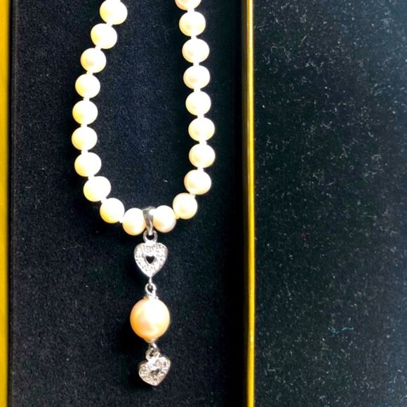 Elegant Vintage Pearl Necklace with Heart Accents - Picture 4 of 4